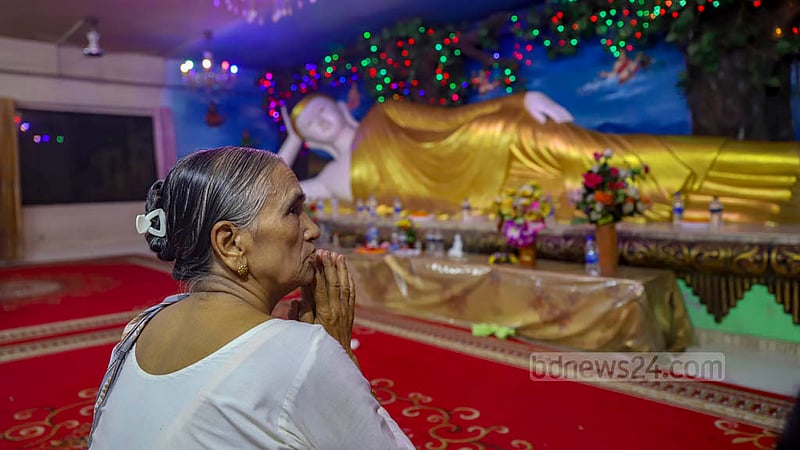 প্রবারণা পূর্ণিমায় ঢাকার বাসাবো বৌদ্ধ মন্দিরে প্রণামরত এক পুণ্যার্থী।