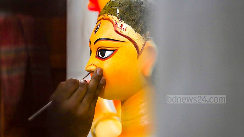 পুরান ঢাকার লক্ষ্মীবাজারের হৃষিকেশ দাস লেনের একটি মণ্ডপে প্রতিমাকে রাঙানো হচ্ছে এখনও। সেখানে প্রতিমা উঠবে সপ্তমী তিথিতে।