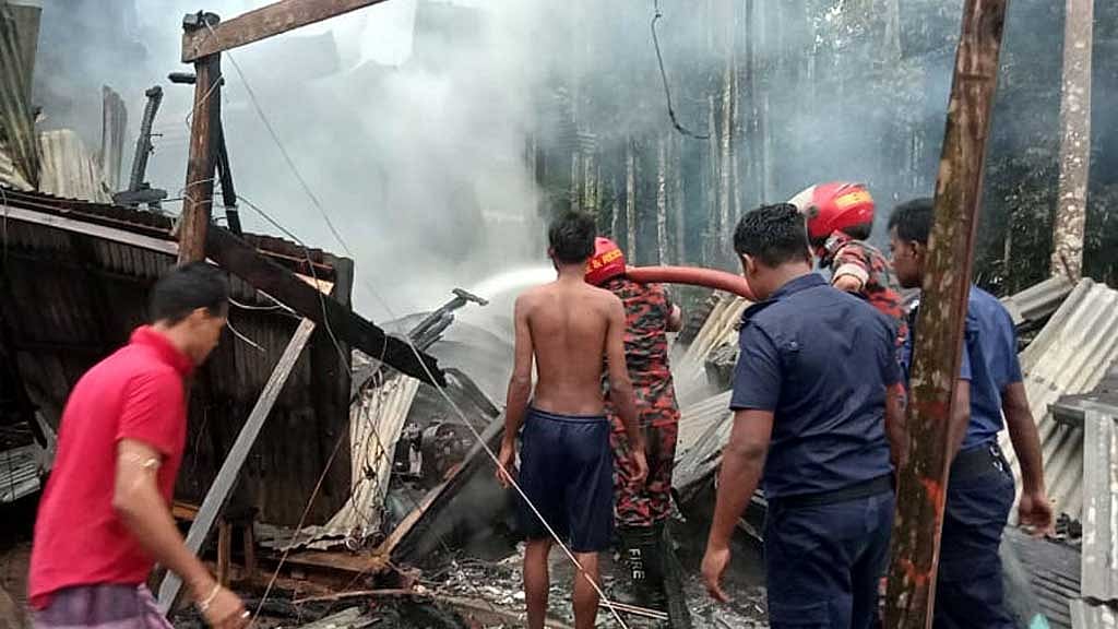 পিরোজপুরে আগুনে পুড়েছে ২১ দোকান