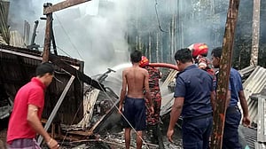 পিরোজপুরে আগুনে পুড়েছে ২১ দোকান