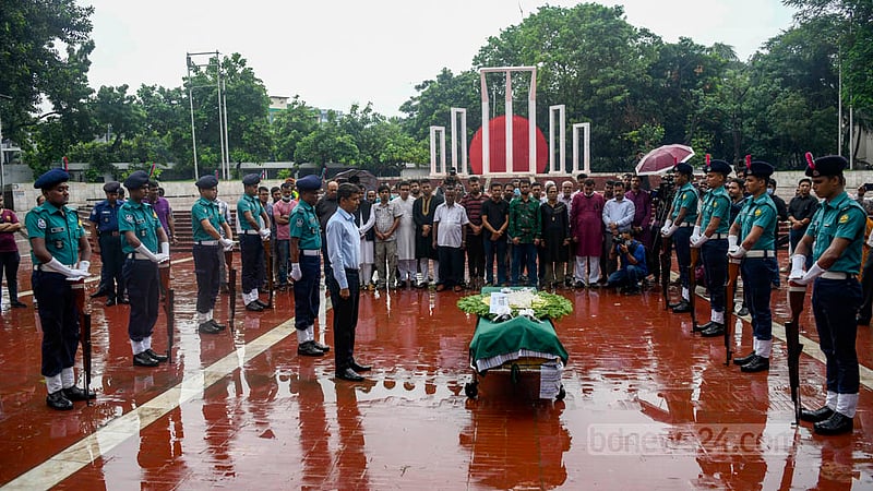 একাত্তরের শব্দসৈনিক, সাংবাদিক তোয়াব খানের মরদেহ সোমবার ঢাকার কেন্দ্রীয় শহীদ মিনারে নেওয়া হলে সেখানে ঢাকা জেলা প্রশাসনের পক্ষ থেকে দেওয়া হয় ‘গার্ড অব অনার’।