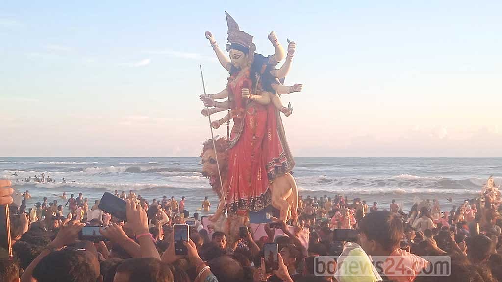 প্রতিমা বিসর্জনে লোকারণ্য কক্সবাজার সৈকত