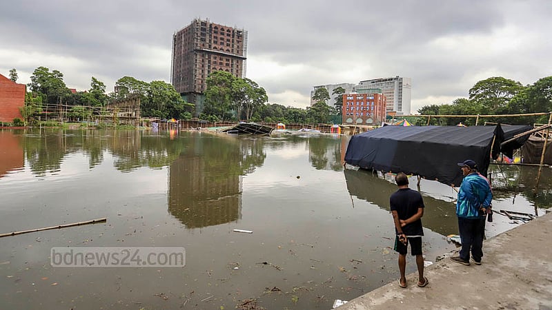 সিত্রাংয়ের প্রভাবে টানা বৃষ্টিতে তলিয়ে গেছে ঢাকা বিশ্ববিদ্যালয়ের খেলার মাঠ।