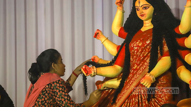 পুরান ঢাকার কৈলাশ ঘোষ লেনের বুড়িবাগান মন্দিরে প্রতিমায় রঙের প্রলেপ দিচ্ছেন এক নারী, তিনিই এই মণ্ডপে প্রতিমা বানিয়েছেন।