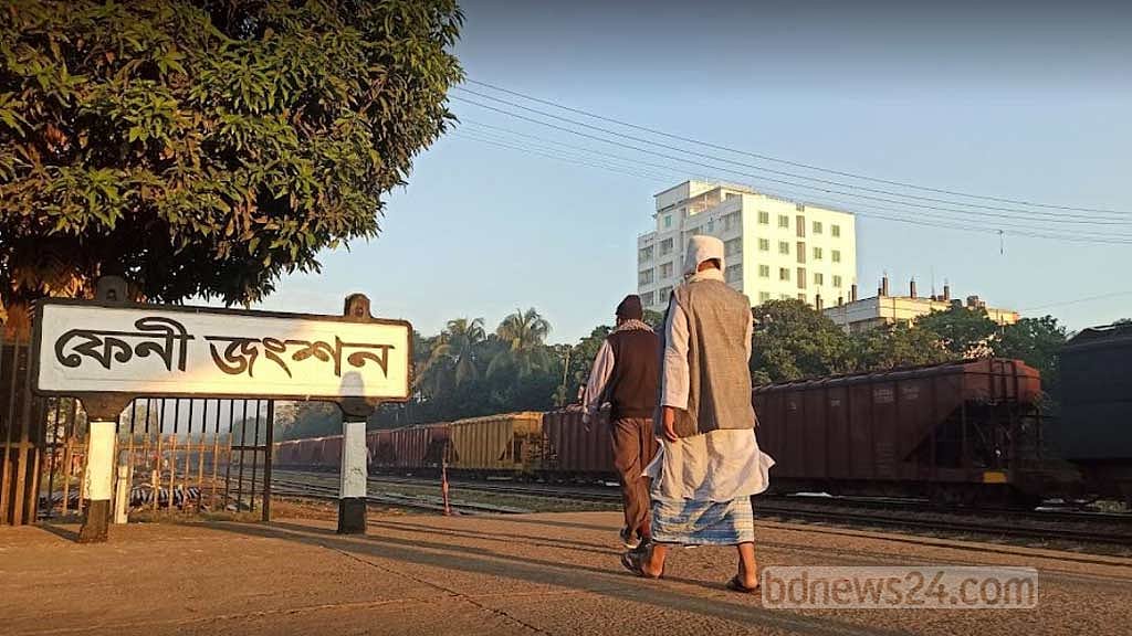 ফেনী স্টেশনে রেল পুলিশকে কোপাল মাদক কারবারিরা, আটক ৩