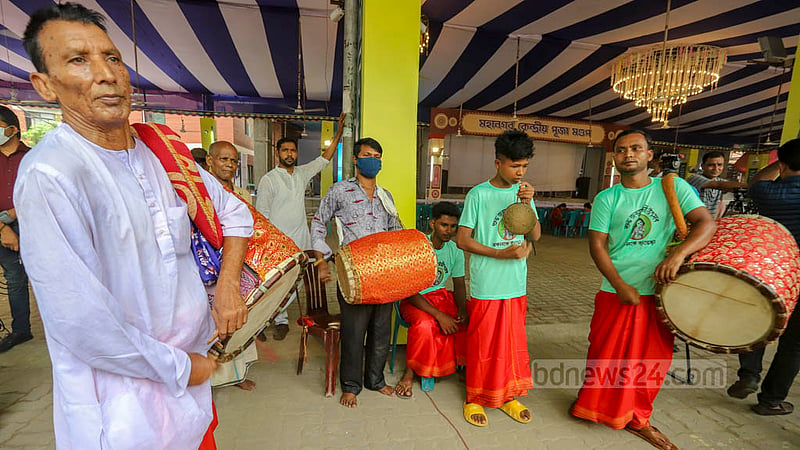 মহাষষ্ঠী তিথিতে শনিবার সকালে ঢাকেশ্বরী জাতীয় মন্দিরে ঢাকের তালে তালে কল্পারম্ভ ও বিহিত পূজার মধ্য দিয়ে শুরু হল দুর্গোৎসব।