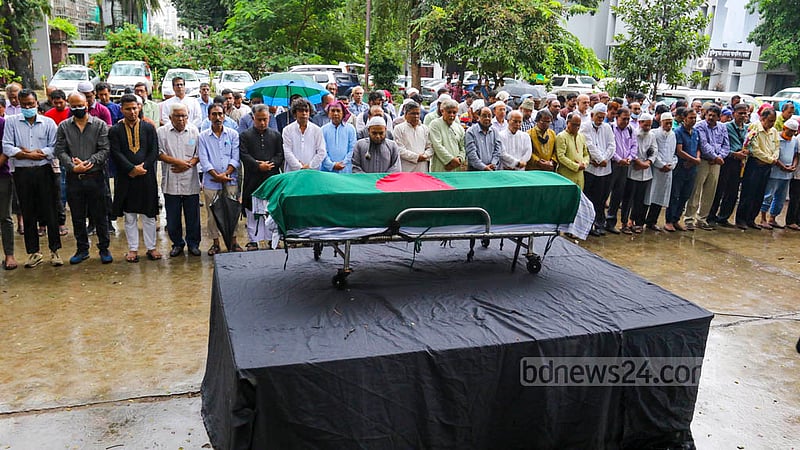 জাতীয় প্রেস ক্লাবে সোমবার বর্ষীয়ান সাংবাদিক তোয়াব খানের দ্বিতীয় জানাজা অনুষ্ঠিত হয়।
