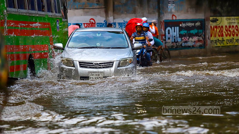 ঘূর্ণিঝড়ের প্রভাবে টানা বৃষ্টিতে পুরান ঢাকার বকশীবাজারের মাদ্রাসা শিক্ষা বোর্ডের সামনের সড়কটিতে হাঁটু সমান পানি, তার মধ্যে দিয়েই যাতায়াত করছে ছোট-বড় সব গাড়ি।