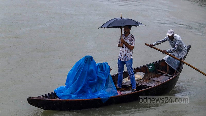 ঘূর্ণিঝড় সিত্রাংয়ের প্রভাবে সোমবার দিনভর বৃষ্টি হচ্ছে ঢাকায়। বৃষ্টি থেকে বাঁচতে কারও মাথায় পলিথিন, কারও মাথায় ছাতা, তারা নৌকায় পার হচ্ছেন বুড়িগঙ্গা নদী।