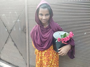 বই ছেড়ে ফুল হাতে রোজগারে নেমেছে শারমিন