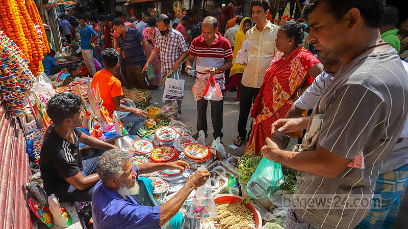 লক্ষ্মীপূজা উপলক্ষে শাঁখারী বাজারে বিক্রি করা হচ্ছে পূজার বিভিন্ন উপকরণ।