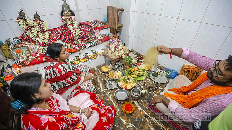পুরান ঢাকার গোয়ালনগর এলাকায় একটি বাড়িতে লক্ষ্মীপূজা করছেন সনাতন ধর্মালম্বীরা।