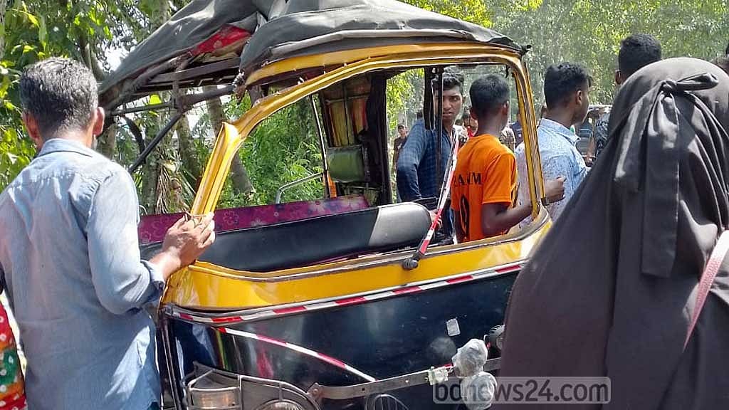 বরিশালে বাসের ধাক্কায় মাহেন্দ্র যাত্রী বৃদ্ধ নিহত, আহত ৩