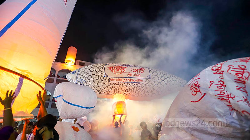 প্রবারণা পূর্ণিমা উপলক্ষে রোববার বাসাবো বৌদ্ধ মন্দিরের ফানুস ওড়ান বৌদ্ধ ধর্মাবলম্বীরা।