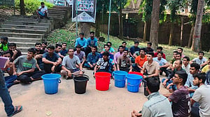 চবির হলে খালি বালতি নিয়ে অবস্থান কর্মসূচি