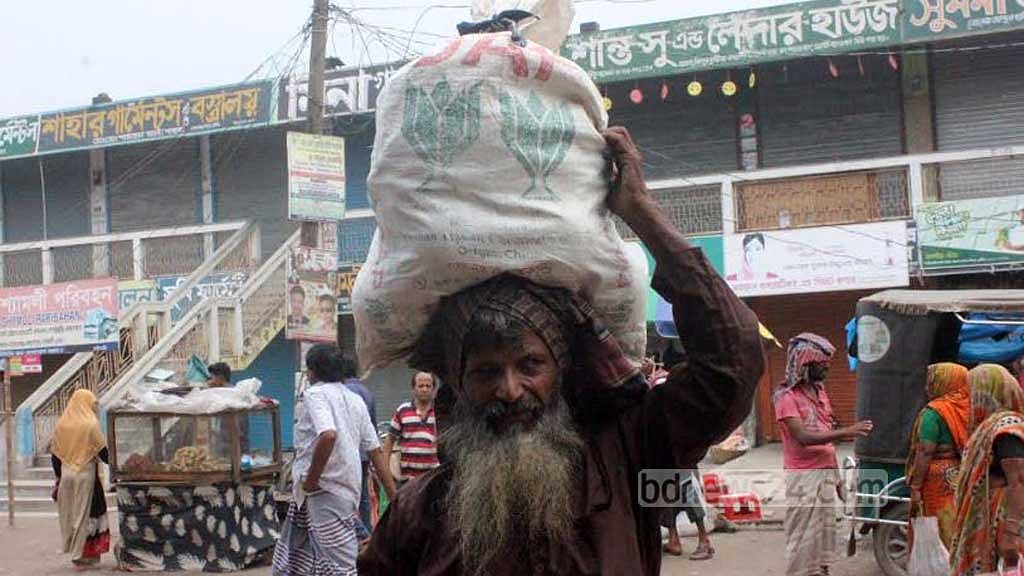 খুলনার পথে বাস বন্ধে কুষ্টিয়ায় যাত্রী ভোগান্তি