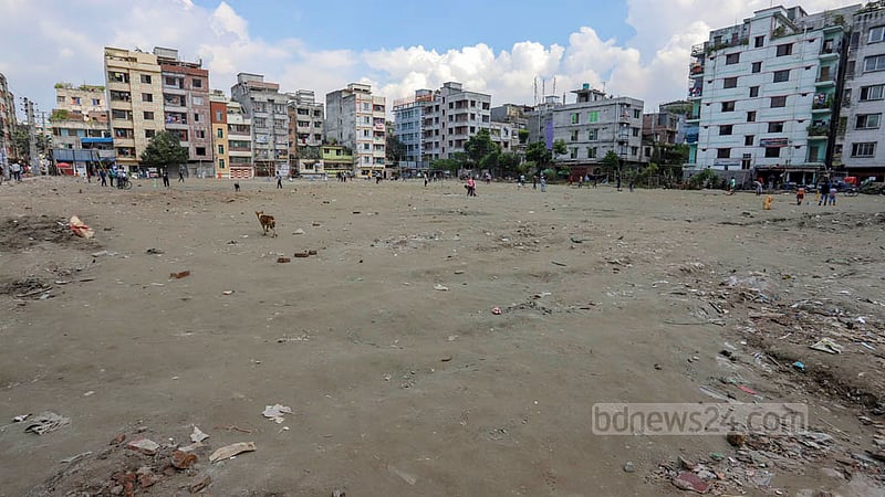 ঢাকার মিরপুরের প্যারিস রোডের খালি এ জায়গাকে খেলার মাঠ হিসেবে দেখতে চায় ঢাকা উত্তর সিটি। আর গৃহায়ণ কর্তৃপক্ষ ১৯৯৬ সালে বরাদ্দ দেওয়া এ জায়গা প্লট পাওয়াদের কাছে বুঝিয়ে দিতে চায়।