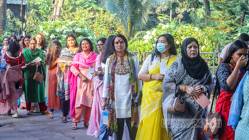 ঢাকার রমনায় ইঞ্জিনিয়ার্স ইনস্টিটিউট অডিটোরিয়ামে শনিবার ভারতের বাংলা গানের জনপ্রিয় শিল্পী কবীর সুমনের গানের অনুষ্ঠানে ঢোকার অপেক্ষায় ভক্তরা।