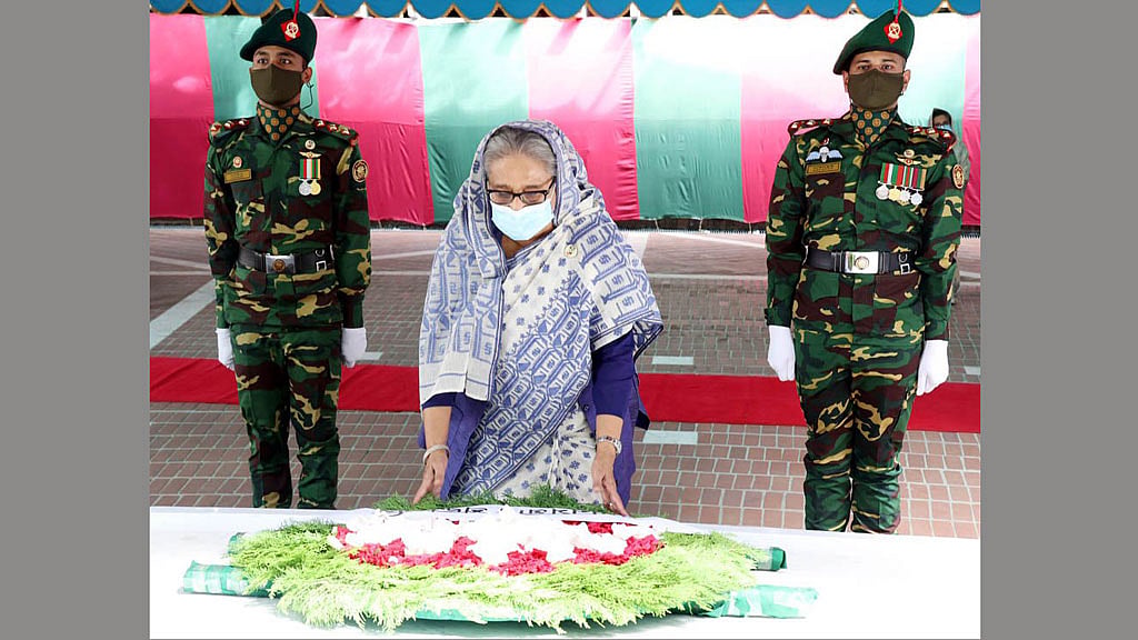 টুঙ্গিপাড়ায় বঙ্গবন্ধুর সমাধিতে প্রধানমন্ত্রীর শ্রদ্ধা