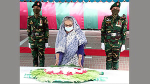 টুঙ্গিপাড়ায় বঙ্গবন্ধুর সমাধিতে প্রধানমন্ত্রীর শ্রদ্ধা