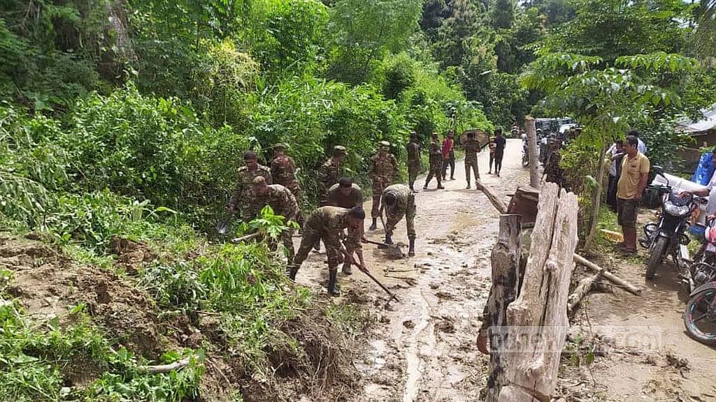 পাহাড় ধসে সাজেকের সড়ক বন্ধ, পথে আটকা হাজারো পর্যটক