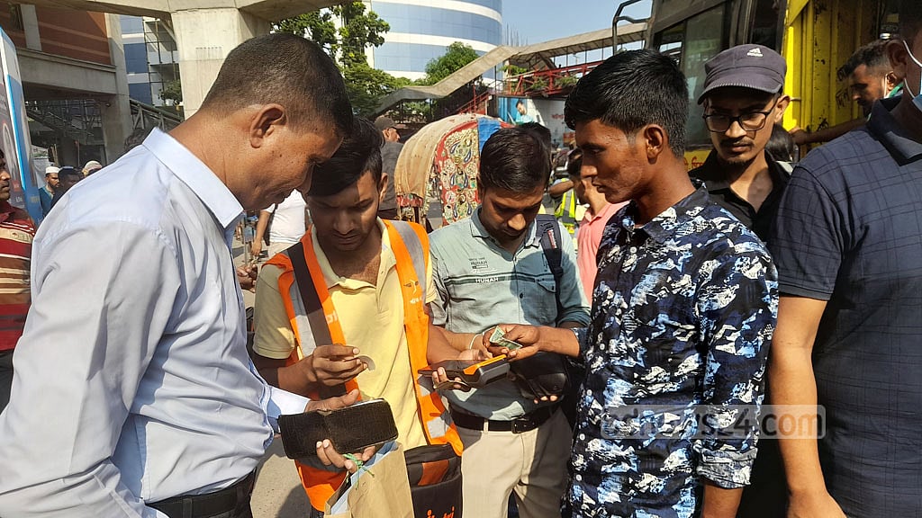 বাসে ই-টিকেট: ভাড়া নিয়ে ‘ক্যাচাল’ নেই, হুড়োহুড়ি আগের মতই