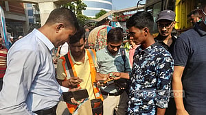 বাসে ই-টিকেট: ভাড়া নিয়ে ‘ক্যাচাল’ নেই, হুড়োহুড়ি আগের মতই