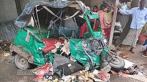 সিরাজগঞ্জে অ্যাম্বুলেন্স-অটোরিকশা সংঘর্ষে পল্লী বিদ্যুৎ কর্মীর মৃত্যু
