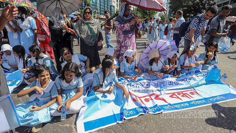 ভিকারুননিসা নূন স্কুল ও কলেজের ধানমণ্ডি শাখা বন্ধের পরিকল্পনার প্রতিবাদে এবং সেখানে স্থায়ী ক্যাম্পাসের দাবিতে মঙ্গলবার ঢাকার মিরপুর সড়কে শিক্ষার্থী ও অভিভাবকদের বিক্ষোভ চলাকালে অনেক অভিভাবককে পানি ও খাবার বিতরণ করতে দেখা যায়।