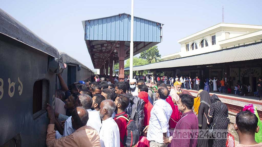 খুলনার বাস না পেয়ে যশোর রেল স্টেশনে ভিড়