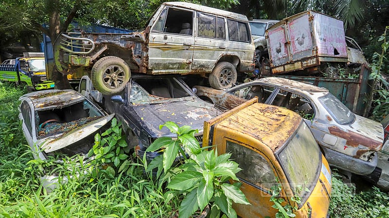 জব্দকৃত গাড়ির স্থান সংকুলানে একটির উপর আরেকটি যাচ্ছেতাইভাবে রাখা হয়েছে।