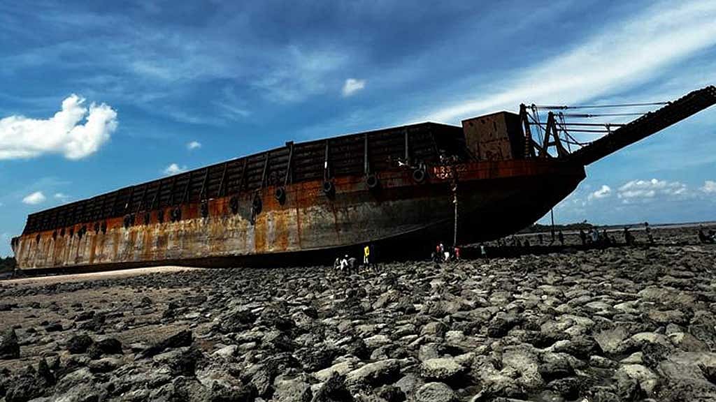 ঝড়ে ছেঁড়াদ্বীপে উঠে আসা বার্জটি নামানোও কঠিন হচ্ছে