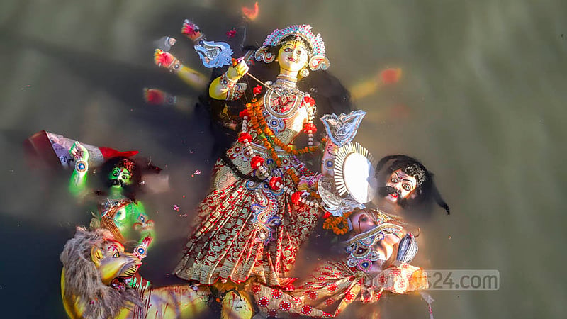বিসর্জনের পর বুড়িগঙ্গা নদীতে ভাসছে প্রতিমা। এর মধ্য দিয়ে দেবী দুর্গাকে বিদায় জানান হিন্দু ধর্মাবলম্বীরা।