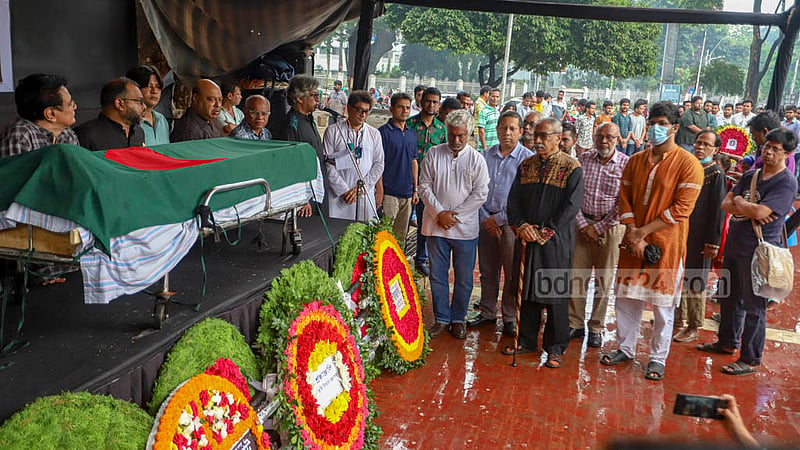 ঢাকার কেন্দ্রীয় শহীদ মিনারে সোমবার সাংবাদিক তোয়াব খানের কফিনে ফুল দিয়ে শ্রদ্ধা জানায় বিভিন্ন সংগঠন।