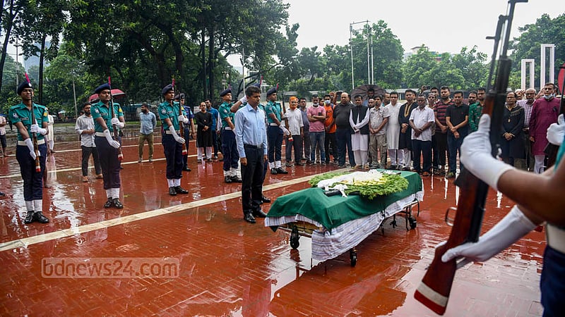 একাত্তরের শব্দসৈনিক, সাংবাদিক তোয়াব খানের মরদেহ সোমবার ঢাকার কেন্দ্রীয় শহীদ মিনারে নেওয়া হলে সেখানে ঢাকা জেলা প্রশাসনের পক্ষ থেকে দেওয়া হয় ‘গার্ড অব অনার’।