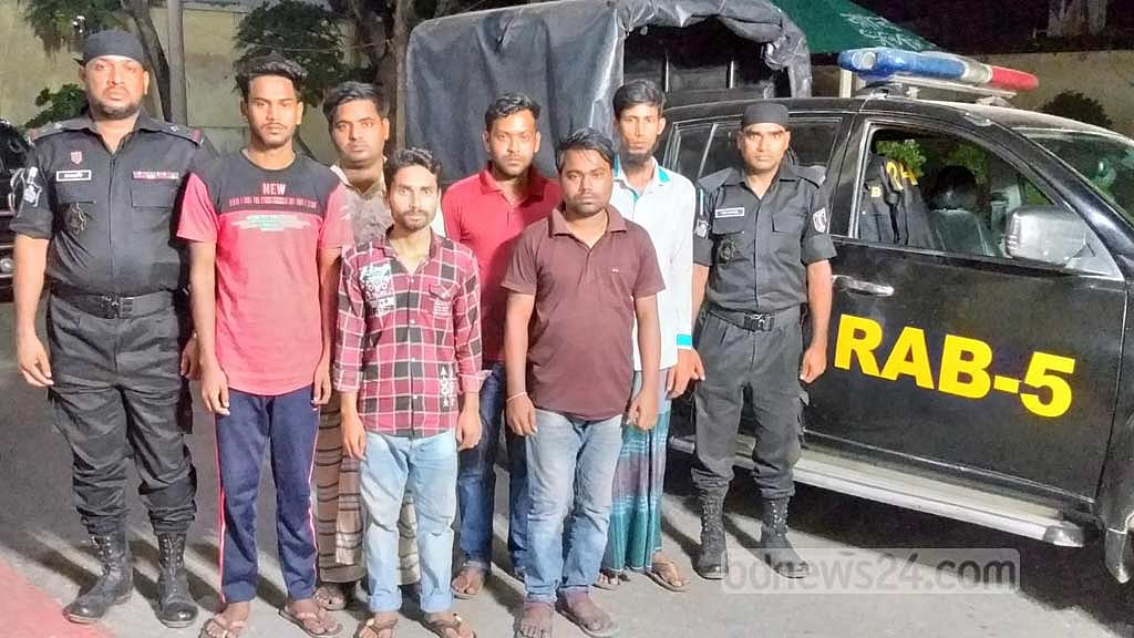 নাটোরে শিক্ষার্থীদের কাছে পর্নো ভিডিও সরবরাহের অভিযোগে আটক ৬