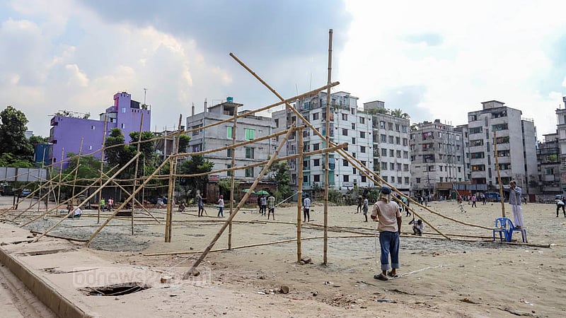 দীর্ঘদিন থেকে খালি পড়ে থাকা মিরপুরের প্যারিস রোড সংলগ্ন জায়গাটিতে বালু ও মাটি ফেলে ভরাট করার পর শনিবার সেখানে বাঁশ দিয়ে প্যান্ডেল তৈরি করতে দেখা যায়।