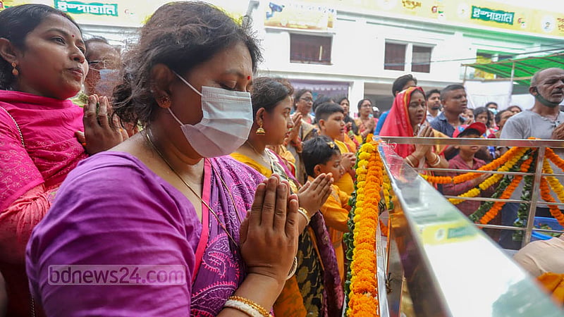 মহাষষ্ঠী তিথিতে শনিবার ঢাকেশ্বরী জাতীয় মন্দিরের বেলতলায় ত্রিনয়নী দেবীর আরাধনায় সনাতন ধর্মাবলম্বীরা।