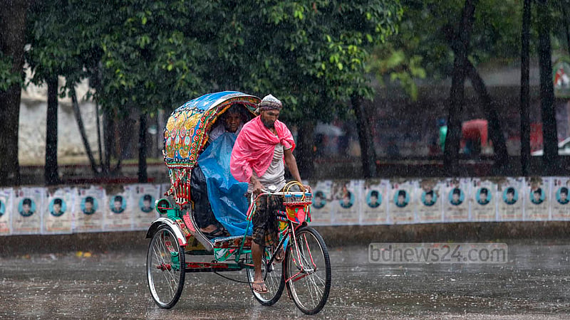 ঘূর্ণিঝড় সিত্রাংয়ের প্রভাবে সোমবার সকাল থেকেই ঢাকায় বৃষ্টি, তার মধ্যে কোনোমতে পলিথিন পেঁচিয়ে রিকশা চালাচ্ছেন এক চালক।