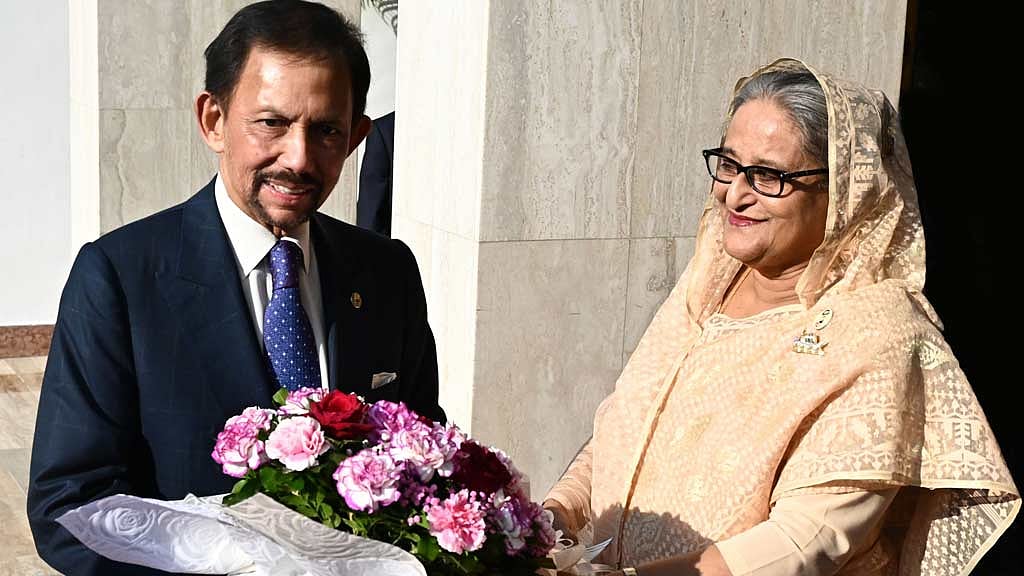 ফুলেল শুভেচ্ছায় সুলতান বলকিয়াহকে অভ্যর্থনা প্রধানমন্ত্রী হাসিনার