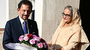 ফুলেল শুভেচ্ছায় সুলতান বলকিয়াহকে অভ্যর্থনা প্রধানমন্ত্রী হাসিনার