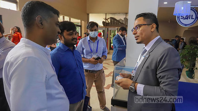ঢাকায় সোনারগাঁও হোটেলে বৃহস্পতিবার শুরু হয়েছে তিন দিনের মার্কিন পণ্য প্রদর্শনী। উদ্বোধনের পর প্রদর্শনী ঘুরে দেখছেন দর্শনার্থীরা।
