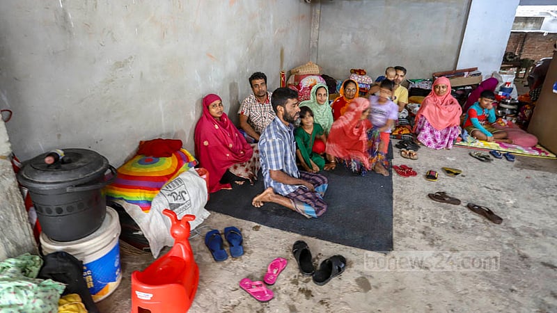 কল্যাণপুর খাল উপচে শ্যামলী, আগারগাঁও এবং কল্যাণপুরের বিস্তীর্ণ এলাকা প্লাবিত হয়েছে। সড়ক তলিয়ে পানি উঠেছে বাসা-বাড়িতেও। শ্যামলী এলাকায় অন্য ভবনের নিচে আশ্রয় নিয়েছেন অনেকে।