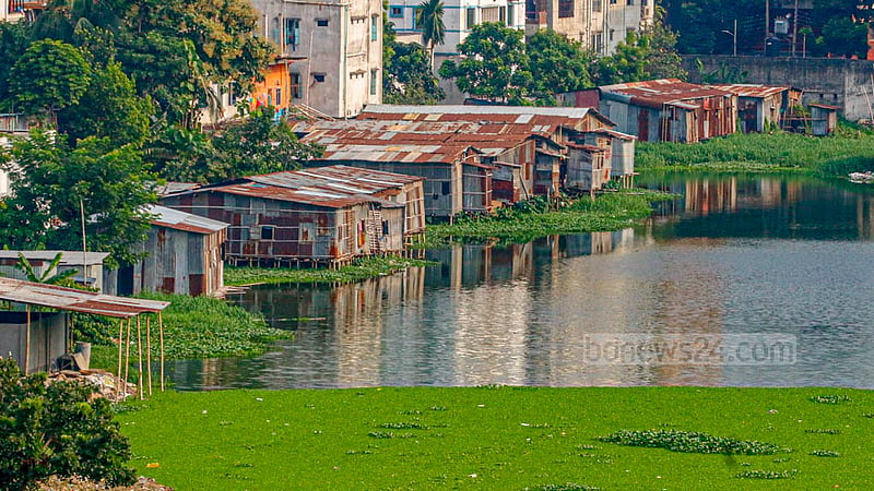 খিলগাঁও চৌধুরীপাড়া ঝিলের অনেক জায়গায় পানির উপর মাচা করে বানানো হয়েছে ঘর। সেগুলো থেকে ভাড়া তোলেন স্থানীয় প্রভাবশালীরা।