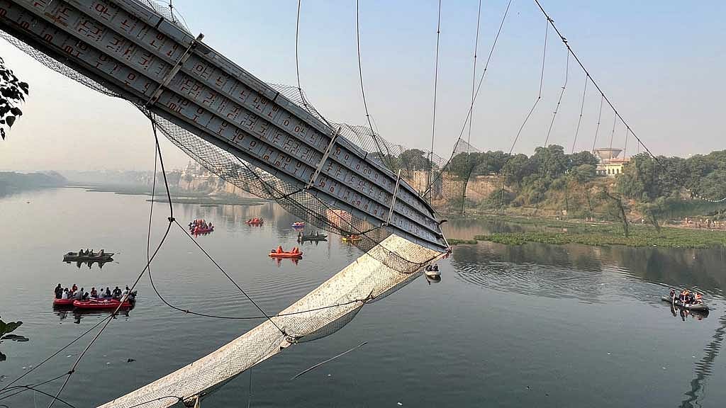 গুজরাটে সেতু ধসে মৃত্যু বেড়ে ১৪১