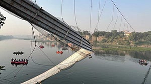 গুজরাটে সেতু ধসে মৃত্যু বেড়ে ১৪১