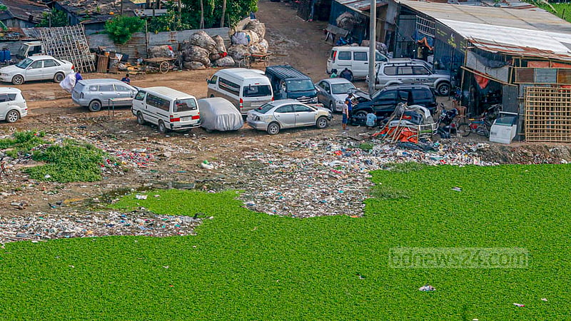 খিলগাঁও চৌধুরীপাড়া ঝিলের জায়গা ভরাট করে বানানো হয়েছে গাড়ির গ্যারাজ।