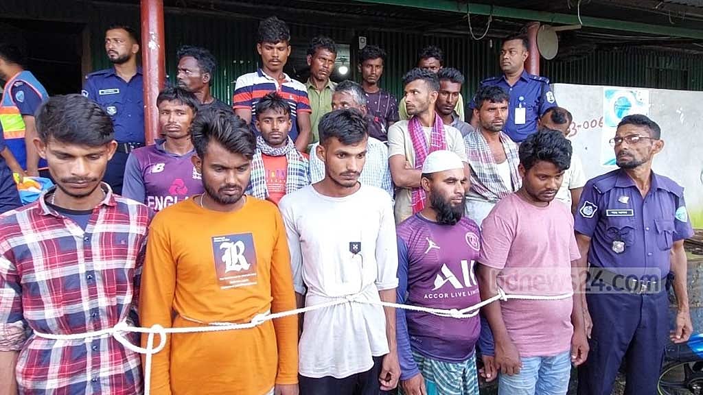 নিষেধাজ্ঞায় ইলিশ ধরা: চাঁদপুরে ও বরিশালে ৪৩ জেলের কারাদণ্ড