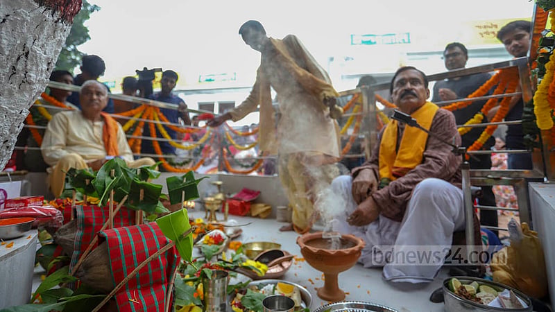 রাজধানীর ঢাকেশ্বরী জাতীয় মন্দিরে শনিবার সকালে কল্পারম্ভ ও বিহিত পূজায় শুরু হয় দুর্গোৎসবের আনুষ্ঠানিকতা।