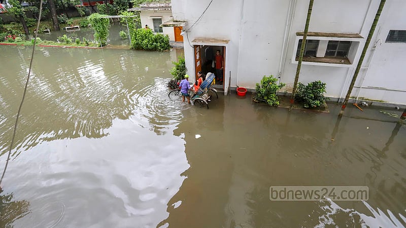 সিত্রাংয়ের প্রভাবে টানা বৃষ্টিপাতে তলিয়ে যাওয়া ঢাকা বিশ্ববিদ্যালয়ের শারীরিক শিক্ষা কেন্দ্রে মঙ্গলবার রিকশায় করে ঢুকতে হয় কর্মকর্তাদের।